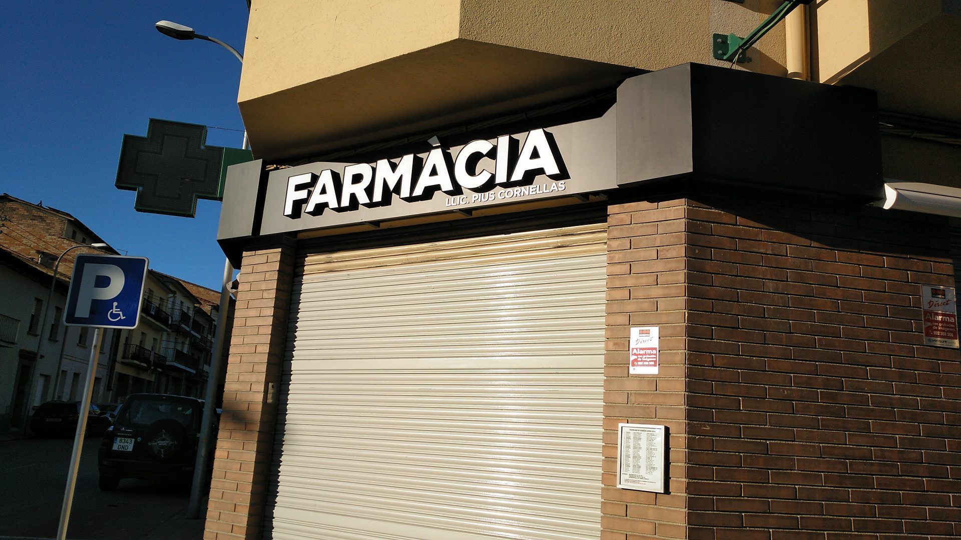 Rótulo luminoso a medida para farmacia, creado por Rótulos Torcal.